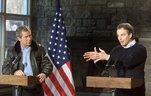 بلير يحاول، في مؤتمر صحفي مع بوش، إقناع العالم بضرورة الحرب على العراق.