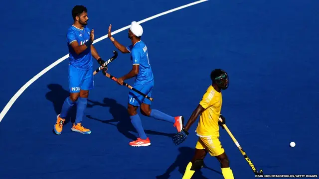 घाना के ख़िलाफ़ मैच में हरमनप्रीत (बाएं)