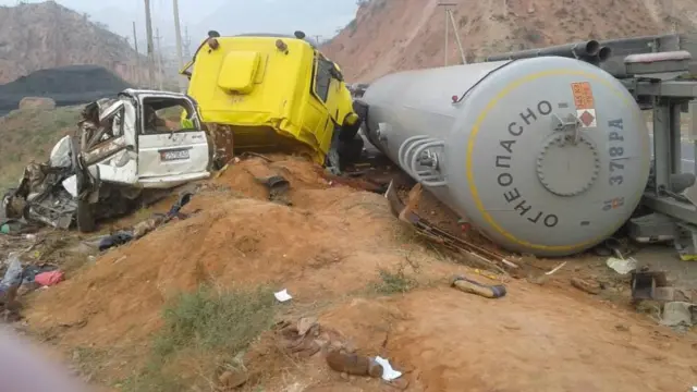 Милиция маалыматына караганда, газ ташыган унааны айдоочусу башкара албай калып, каршы жол тилкесине чыгып, оодарылып кеткен.