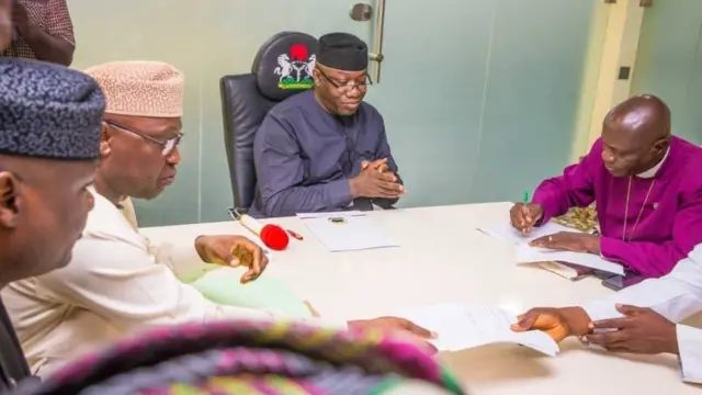 Gomina Kayọde Fayẹmi ati Biṣọbu ijọ Anglican ni Ekiti