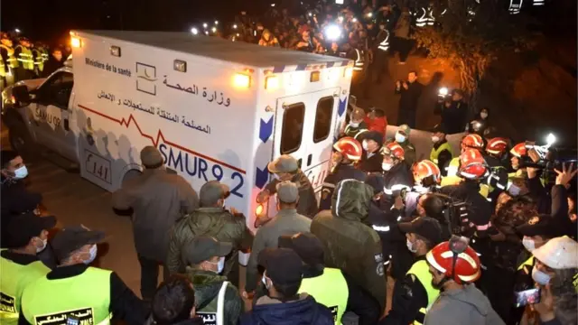 Umurambo wa Rayan, umwana w'umuhungu wari ufite imyaka itanu, wakuwe aho mu modoka y'imbangukiragutabara (ambulance), mu ntara ya Chefchaouen muri Maroc
