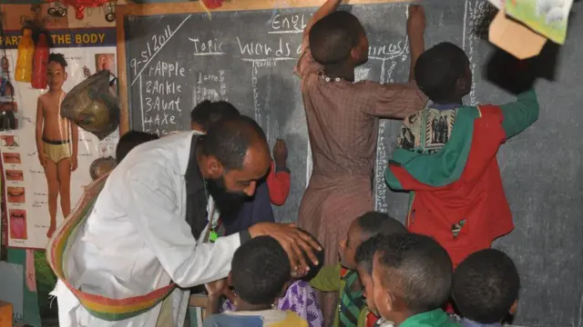 መምህር ሥዩም ቦጋለ በማስተማሪያ ክፍል ውስጥ