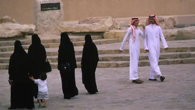 Women and men in traditional dress in Riyadh, Saudi Arabia