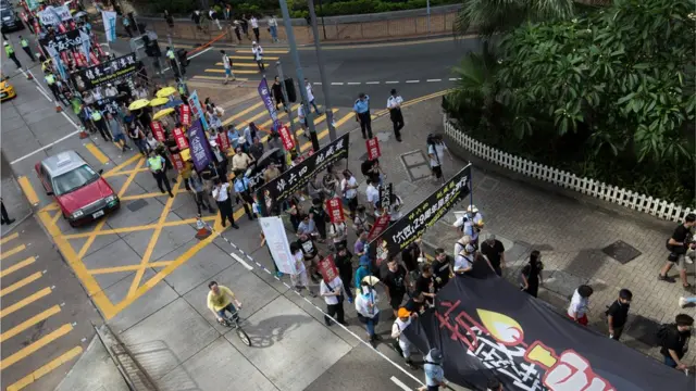 游行队伍步行两小时，前往中联办。