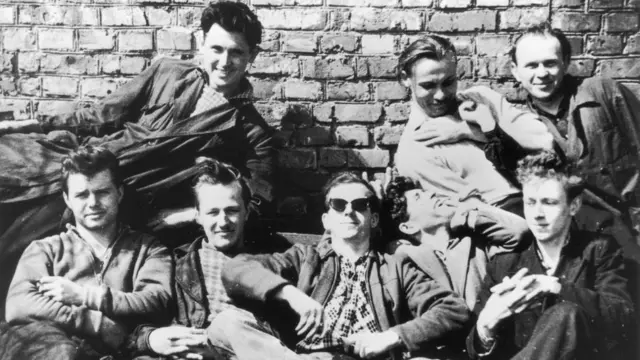 Lee Harvey Oswald con colegas en Minsk, en los años 50.