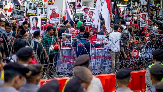 ชาวอินโดนีเซียร่วมกันประท้วงต่อต้านทางการเมียนมาที่มีปฏิบัติการต่อชาวโรฮิงญาในรัฐยะไข่อย่างไร้มนุษยธรรม ด้านหน้าสถานทูตเมียนมาในกรุงจาการ์ต้าเมื่อวันที่ 8 ก.ย.ที่ผ่านมา