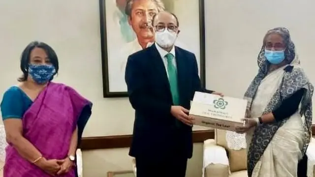 ढाका में बांग्लादेश की प्रधानमंत्री शेख़ हसीना के साथ हर्षवर्धन श्रृंगला