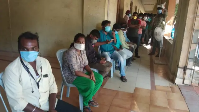 கொரோனா பரிசோதனைக்காக காத்திருக்கும் பத்திரிகையாளர்கள்