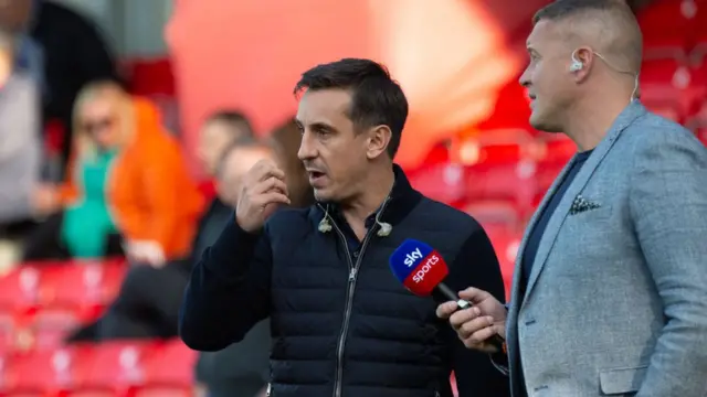 Gary Neville fustige le racisme dans les stades.