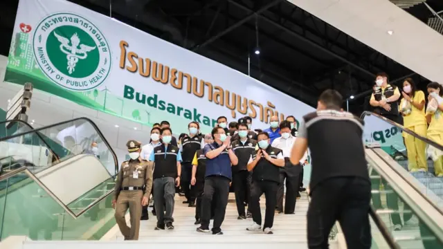 รพ. สนาม บุษราคัม