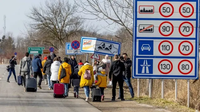 پناهجویان اوکراینی به سمت مرزهای لهستان می‌روند