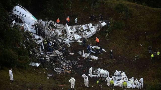 El avión de la aerolínea Lamia destruido tras el accidente.