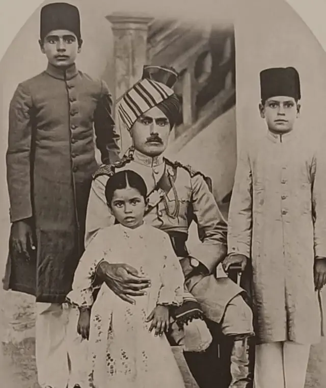 अजीत (बाएं) अपने पिता के साथ