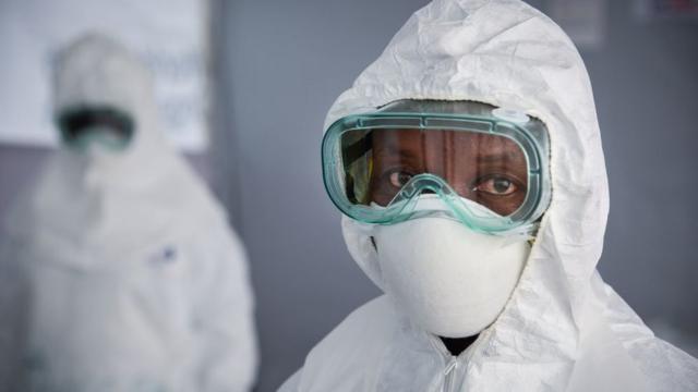 Profissional de saúde usando equipamento de proteção contra o ebola na República Democrática do Congo
