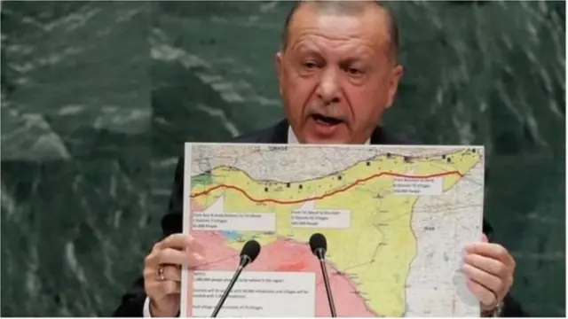 సిరియా సరిహద్దుల్లో తాము ప్రతిపాదిస్తున్న సేఫ్ జోన్ మ్యాప్‌ను ఐరాస సర్వసభ్య సమావేశంలో ప్రదర్శించిన ఎర్దోగాన్