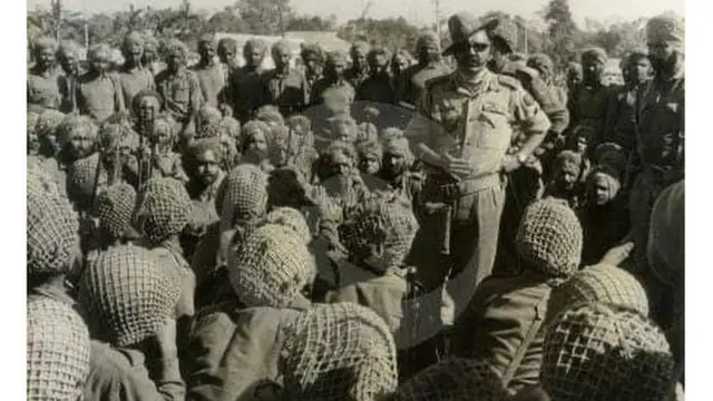 भारतीय सैनिकों को संबोधित करते हुए मेजर जनरल गंधर्व नागरा