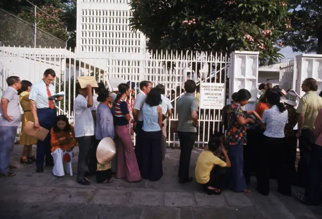 Công dân Mỹ và người phụ thuộc của họ chờ bên ngoài Đại sứ quán Mỹ tại Sài Gòn để lên xe buýt sơ tán đến Căn cứ không quân Tân Sơn Nhứt (tức sân bay Tân Sơn Nhất ngày nay)