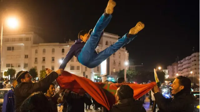 செவ்வாய்கிழமையன்று மொராக்கோ ஐவரி கோஸ்டை தோல்வியடைய செய்து, நாடுகளுக்கு இடையிலான கோப்பையின் காலிறுதி கால்பந்து போட்டிக்கு தகுதி பெற்ற வெற்றி கொண்டாட்டங்கள் ரபாத்தின் தெருக்களில் இடம்பெற்றன.