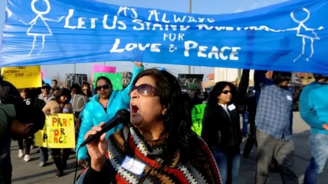 कैंसस में जुलूस निकालते भारतीय