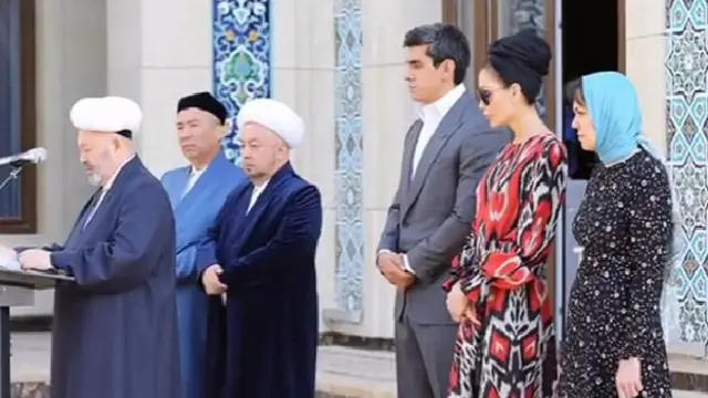 Лола Каримова-Тиллаева турмуш ўртоғи билан қайта таъмирланган масжиднинг очилиш маросимида (Сурат Qalampir.uz сайтидан олинди)