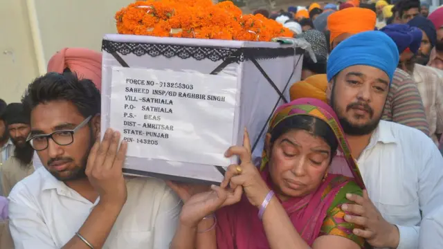 মাওবাদী হামলায় নিহত ভারতের এক সেনা জওয়ানের শেষকৃত্য। অমৃতসর