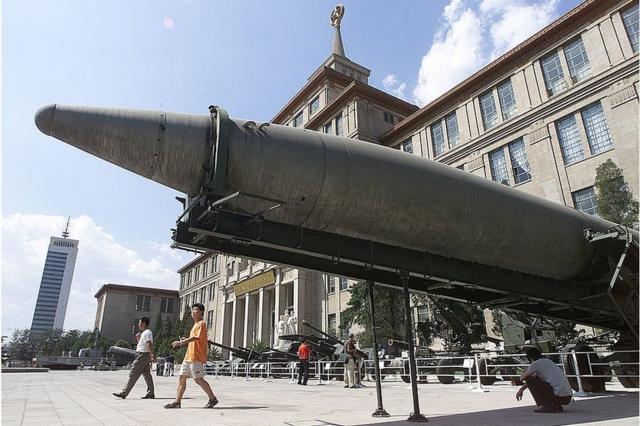 资料图片：北京革命军事博物馆展示导弹