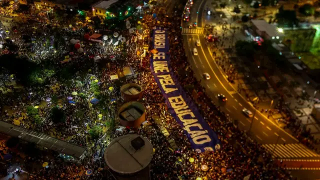 Vista aéreamanifestaçãoSão Pauloprol das universidades públicas; do alto, lê-se faixa: 'O Brasil se une pela educação'