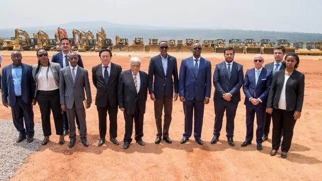 Mu kwezi kwa munani mu 2017 imirimo yo kubaka iki kibuga cy'indege yaratangijwe nyuma y'umwaka irahagarara