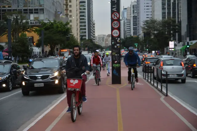 Imagem mostra ciclovia e carros na Avenida Paulista