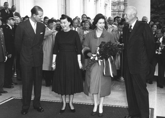 Rainha com o príncipe Phillip e o presidente Eisenhower e sua mulher em 1957
