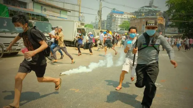ပြည်သူတွေအပေါ်အကြမ်းဖက်လို့ တပ်မတော်ကို အကြမ်းဖက်အဖွဲ့အစည်းအဖြစ်ကြေညာတာလို့ CRPH ကဆို