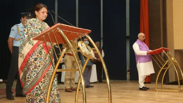 मध्य प्रदेश: सौ दिन बाद भी मंत्रीमंडल का विस्तार अटका, चौहान और सिंधिया के बीच क्या चल रहा है?