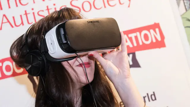 Женщина в гарнитуре смотрит фильм