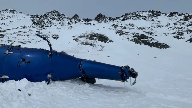 Хвостовая часть рухнувшего вертолета