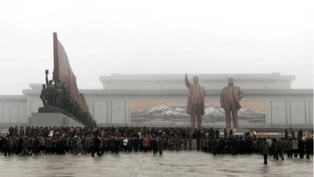 2019년 12월 17일 김정일 북한 국방위원장 사망 8주기를 맞아 북한 주민들이 만수고지에 모였다.