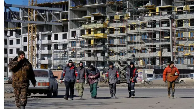 До Маріуполя приїхало багато будівельників з Росії