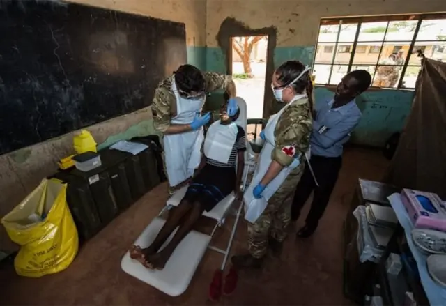 ராணுவ மருத்துவர்களின் வாழ்வை புகைப்படமாக எடுத்ததற்காக ப்ரவுனுக்கு மற்றொரு பிரிவிலும் விருது கிடைத்துள்ளது.