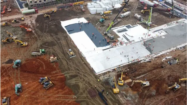 মাত্র দশ দিনের মধ্যে চীনের উহানে বিশাল এক হাসপাতাল নির্মাণ করা হচ্ছে।