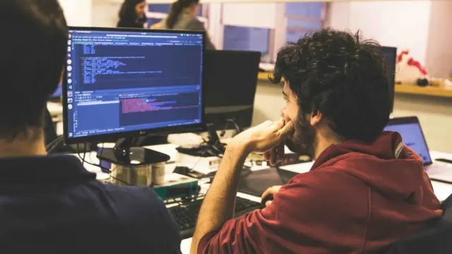 موظف في الشركة.