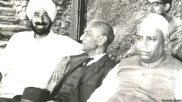 பாதுகாப்பு அமைச்சர் யஷ்வந்த் ராவ் சவானுடன் ஹர்பக்ஷ் சிங்