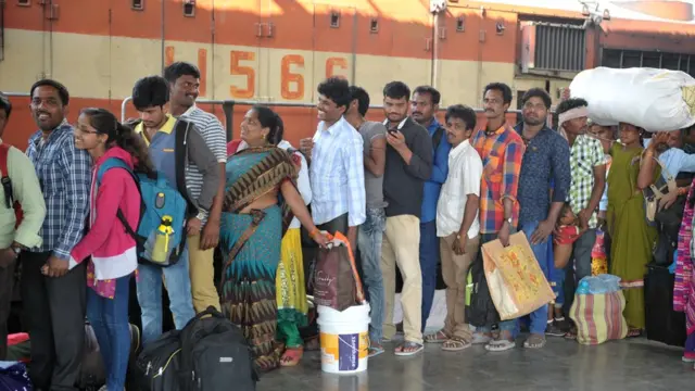 తొక్కిసలాట నియంత్రణకు వీలుగా పోలీసులు ఇలా ప్రయాణికులను వరుసలో నిలబెట్టి రైళ్లలోకి ఎక్కించారు.