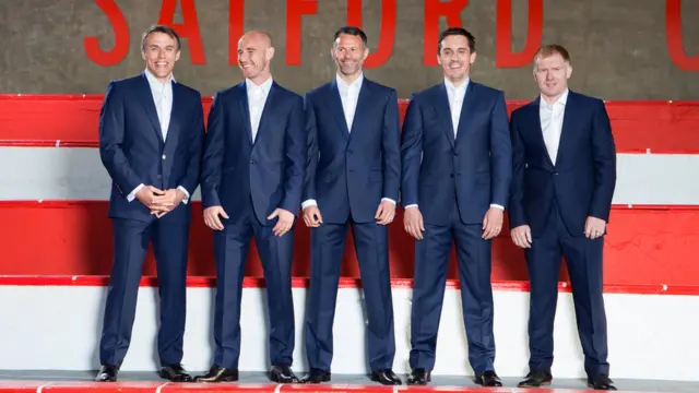 Từ trái qua: Phil Neville, Nicky Butt, Ryan Giggs, Gary Neville, Paul Scholes - những cầu thủ kì cựu lừng danh của MU