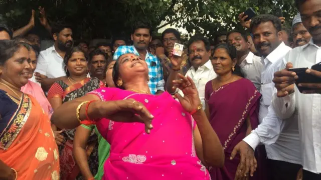 தினகரன் ஆதரவாளர்கள் கொண்டாட்டம்(புகைப்படடத் தொகுப்பு)