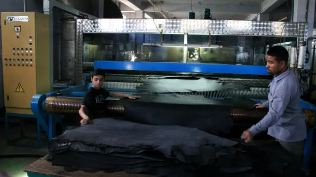 ঢাকার কাছে একটি ট্যানারির ভেতরের দৃশ্য