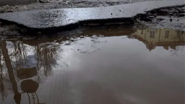 Жолдордун абалы боюнча көйгөй өкмөт башчыга чейин жетип, министирликтеги беш жооптуу кызматкерди иштен алуу менен аяктады.