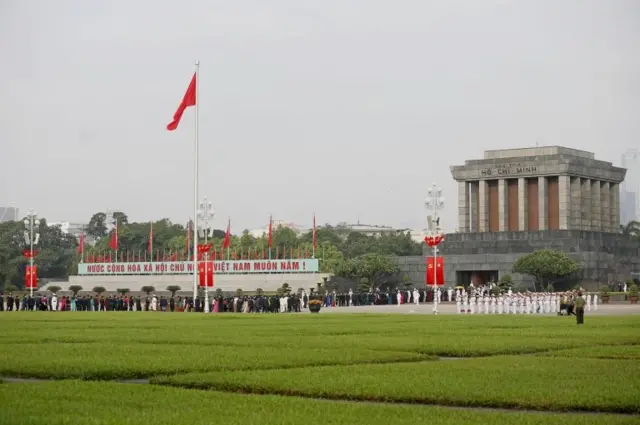 Các đại biểu dự lễ đặt vòng hoa tại Lăng Chủ tịch Hồ Chí Minh trước kỳ họp thứ nhất, Quốc hội khóa XV tại Hà Nội, Việt Nam ngày 20 tháng 7 năm 2021
