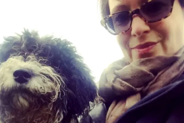 Mariann Hardey con su perro