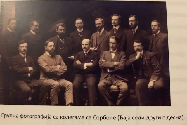 Sa kolegama sa Sorbone Đaja drugi s desna