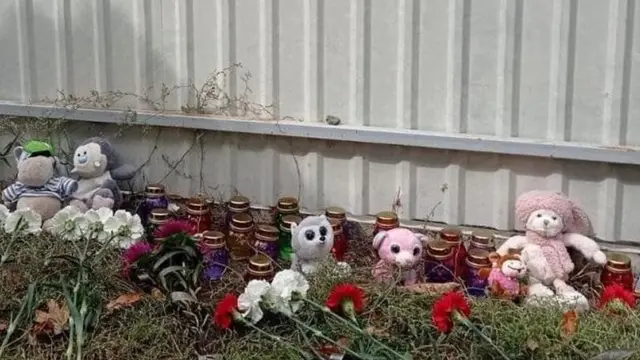 Жителі Черкас принесли лампадки, квіти та іграшки до будинку, де Андрій отримав жахливі травми