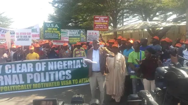 Di pesin wey organize di protest, Wole Badmus say if America allow Atiku into dia kontri e show say dem di support illicit transaction.
